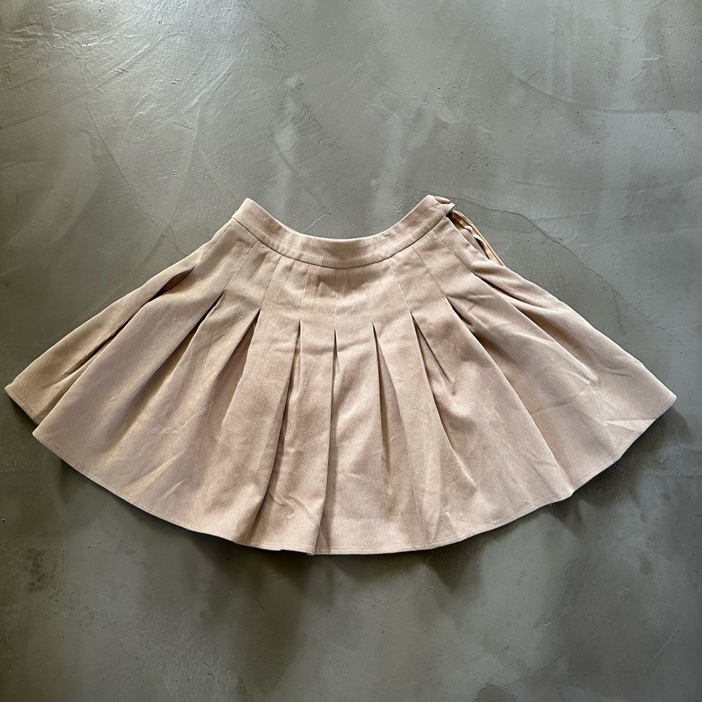 Beige corduroy pleated skirt 🧸📋